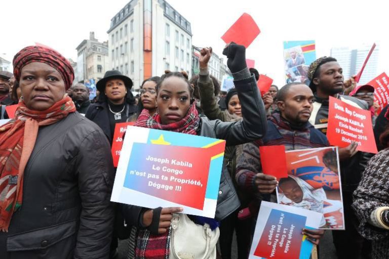 Les Congolais de la diaspora manifestent à Bruxelles, un carton rouge en guise de signification de fin de mandat pour Joseph Kabila