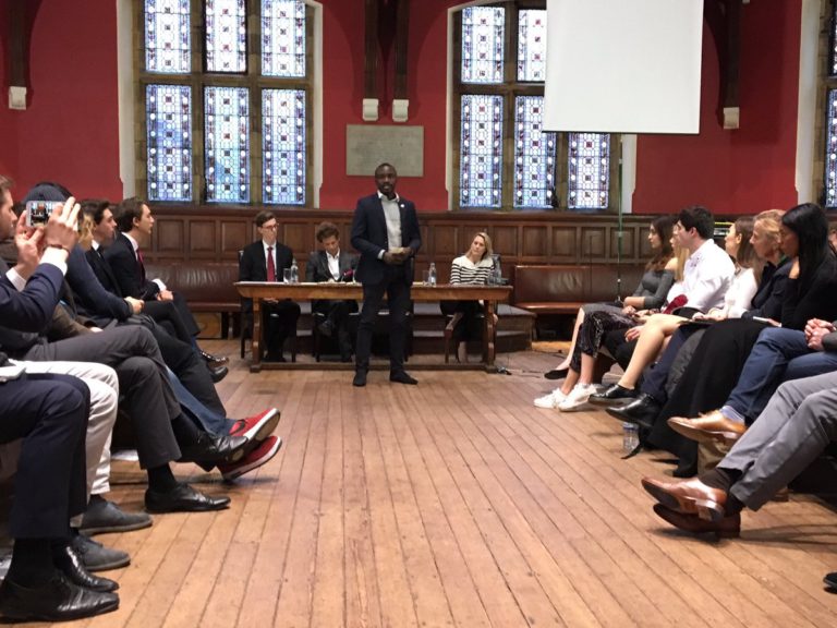 Devant The Oxford Union Society: Fred Bauma de la LUCHA plaide pour un changement au Congo