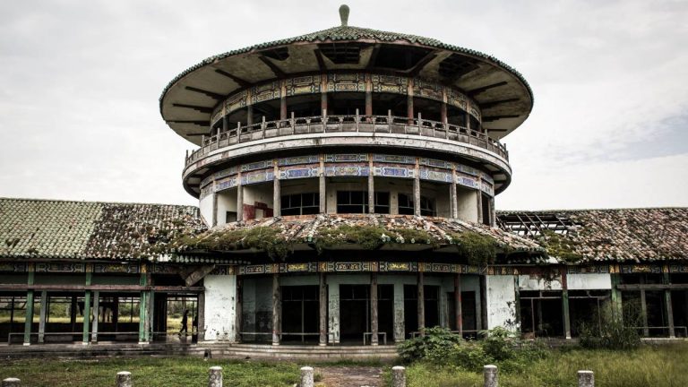 Que reste-t-il des palais de Mobutu vingt ans après sa mort ?