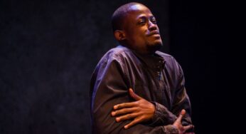 « Délestage » : Un comédien/auteur éblouissant, David-Minor Ilunga. Un humour décapant sur les clichés Belgique/RDC ****