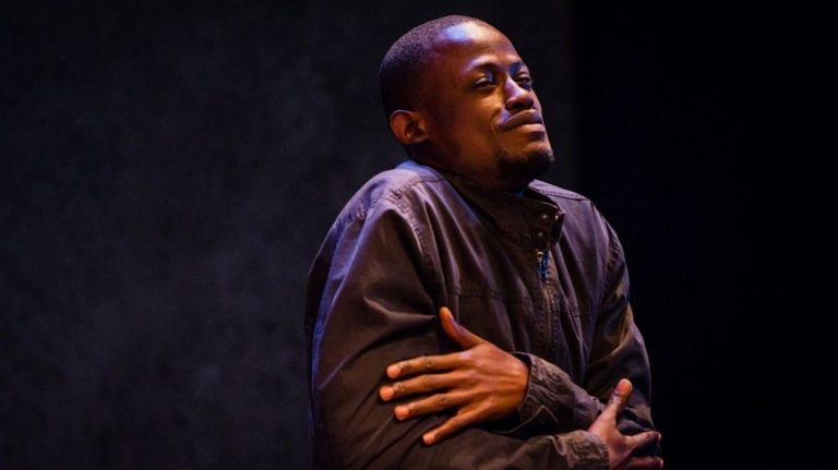 « Délestage » : Un comédien/auteur éblouissant, David-Minor Ilunga. Un humour décapant sur les clichés Belgique/RDC ****
