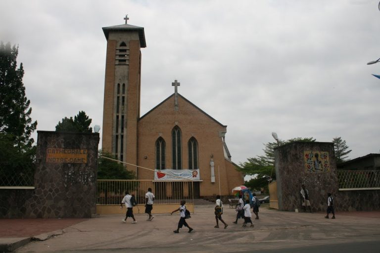 Kinshasa : Des badauds « recrutés par un ministre de la République » tentent de perturber une messe à Notre Dame du Congo