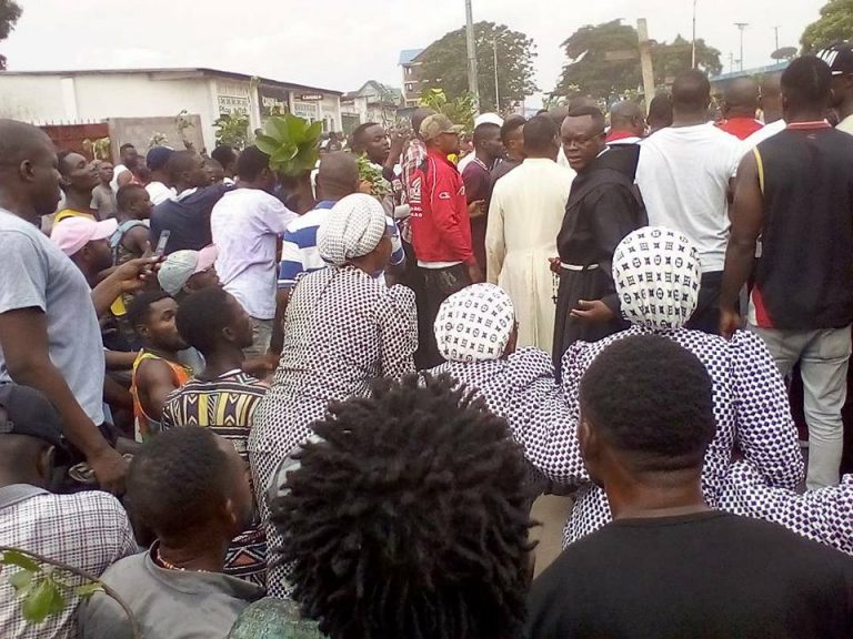 Kinshasa : Qui sont ces hommes armés et en civil qui pourchassent les manifestants ?