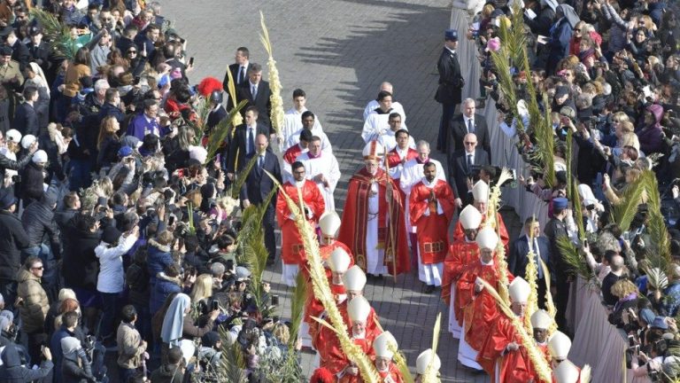 Messe des Rameaux : Le Pape appelle les jeunes à faire entendre leur cri