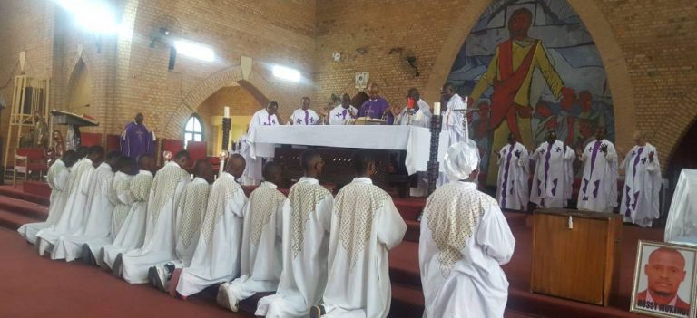 Kinshasa : La messe de mémoire pour Éric Bokolo et Rossy Mukendi à Notre Dame du Congo