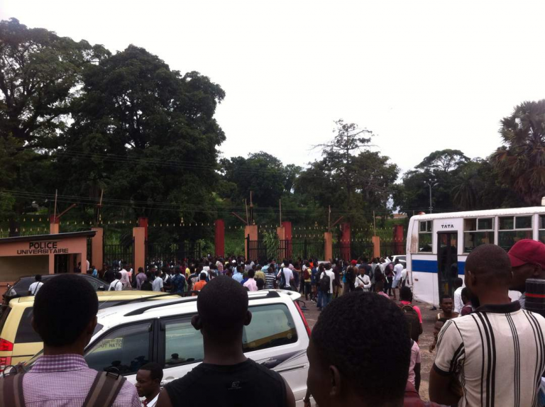 Kinshasa : Des Etudiants en colère dispersés par la police à coup des gaz lacrymogènes
