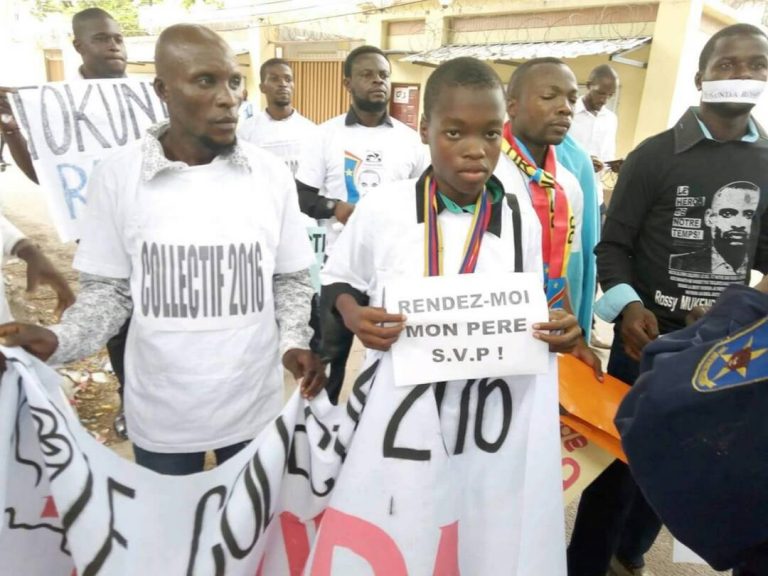 RDC : Devant le Bureau de la Monusco, le Fils de Rossy Mukendi Tshimanga « réclame le corps de son père » !