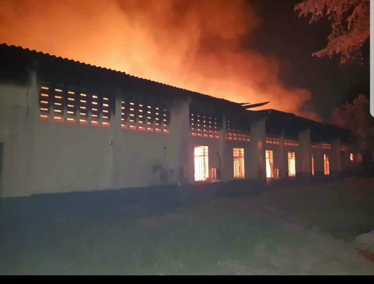 KINSHASA : Spectaculaire incendie de nuit chez les Jésuites à Gombe