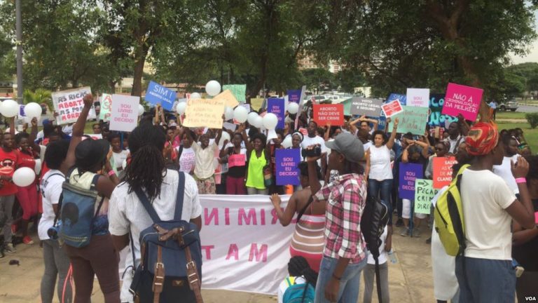 ANGOLA : Manifestation des femmes vendeuses devant les locaux de la Télévision nationale angolaise à Luanda