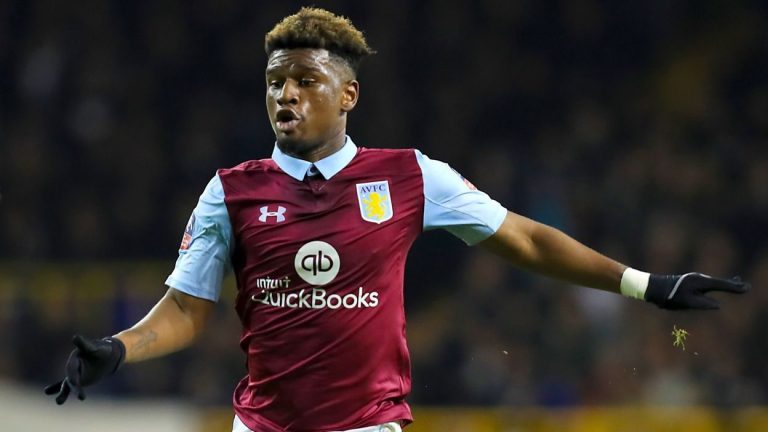 FOOT : Aaron Tshibola, milieu défensif d’Aston Villa, à la relance à Waasland-Beveren