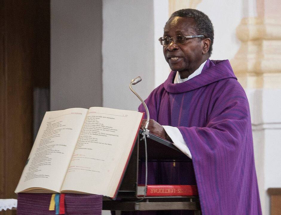 Pastor Ndjimbi-Tshiende resigns