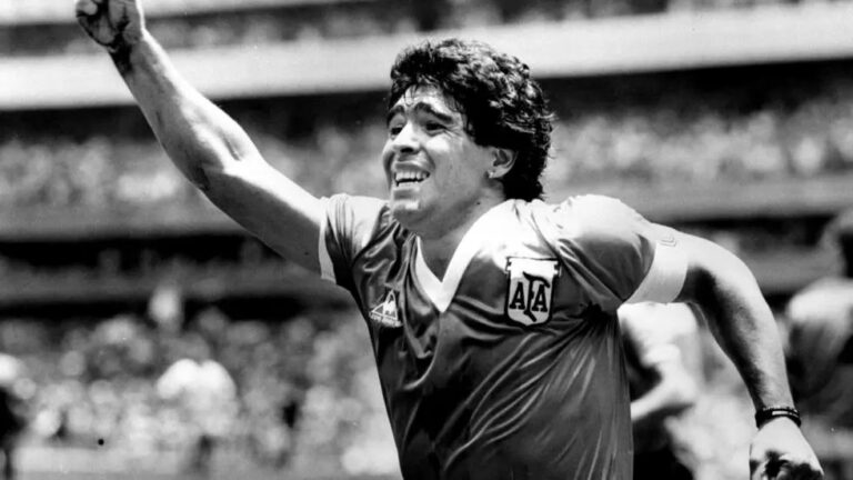 FOOTBALL : Diego Maradona, mort d’une légende universelle