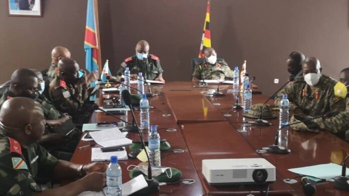 (Les deux états-majors FARDC et UPDF en partage, concertation et préparation tactique des opérations contre les MTM, soldats du califat. Photo Les Coulisses)