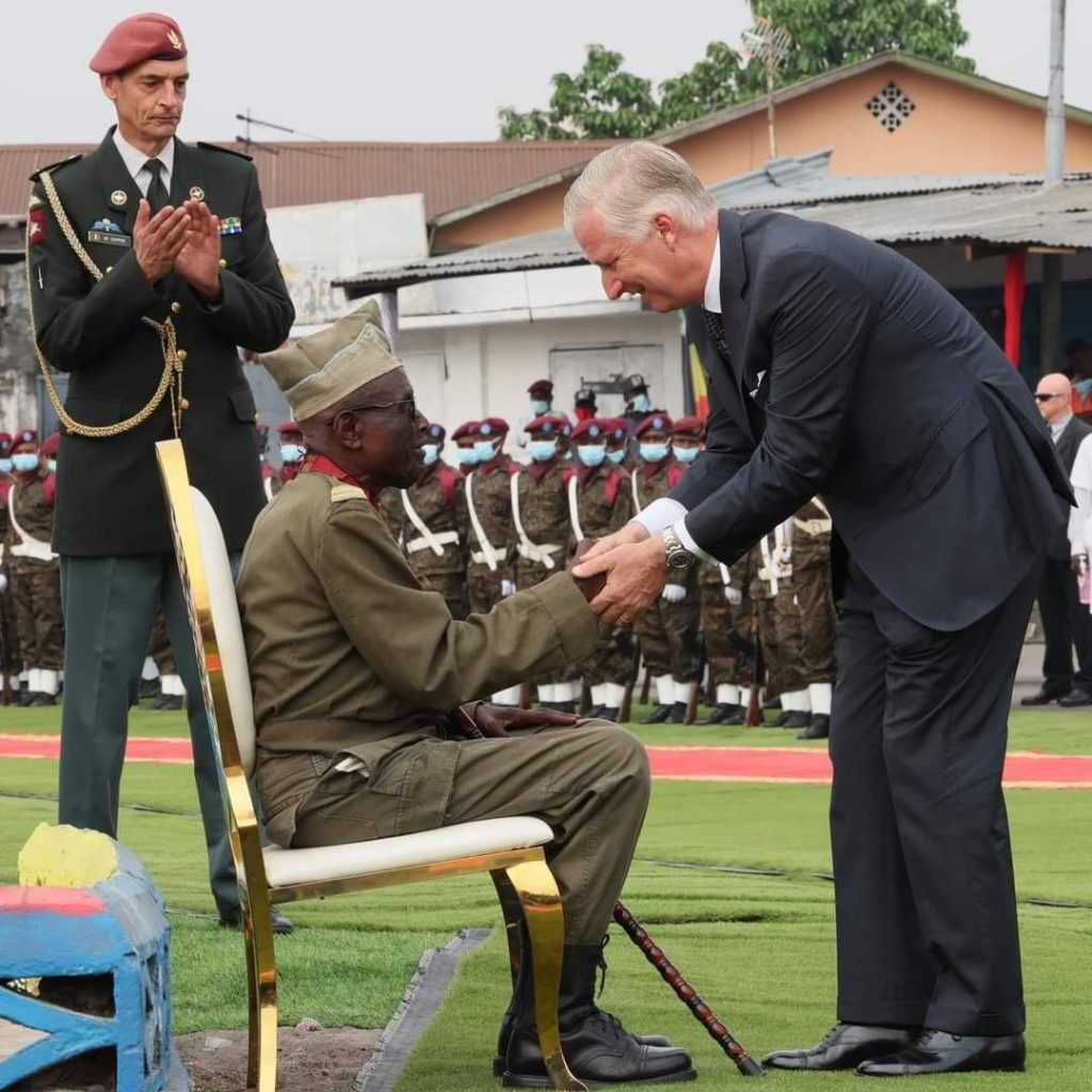 RDC : Le caporal Albert Kanyuku Ngoma décoré de l’Ordre de la Couronne par Philippe de Belgique