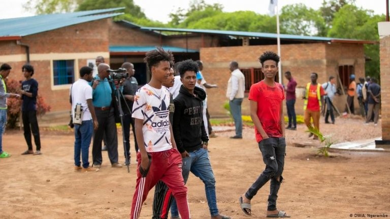 Des jeunes réfugiés dans le centre de Gashora, au Rwanda. Crédit : DW