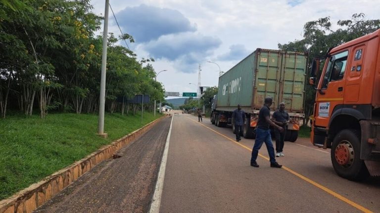 Rwanda : à un point de passage avec le Burundi, des populations prises de court par la fermeture des frontières