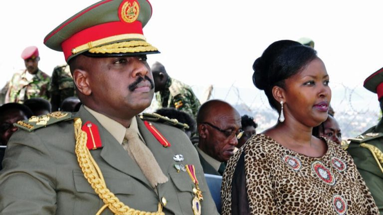 Le fils du président ougandais Yoweri Museveni, le général Muhoozi Kainerugaba et son épouse Charlotte Kutesa Kainerugaba assistent à une cérémonie à Kampala, le 25 mai 2016. (Image d'illustration) © Peter Busomoke / AFP