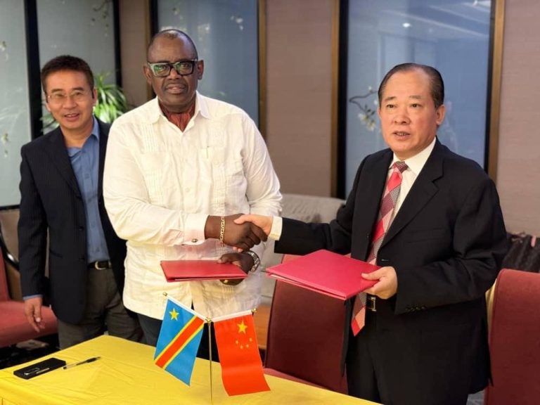 (Beijing. Le ministre Louis Watum et Wang Jianwei après la signature du Protocole d’Accord. Photo tiers).