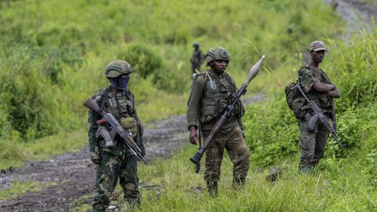 Les rebelles du M23, qui contrôlent Rubaya, se tiennent avec leurs armes à Kibumba, dans l'est de la RDC, le 23 décembre 2022 - Copyright © africanews Moses Sawasawa/Copyright 2021 The AP. All rights reserved
