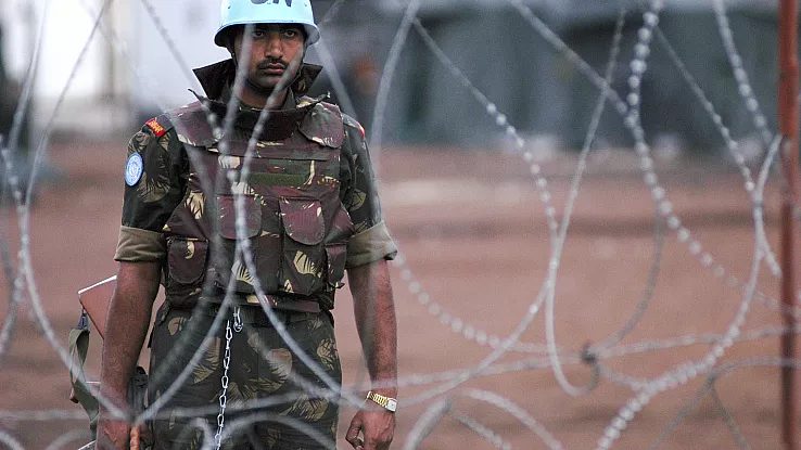 Un soldat indien en mission pour l'ONU garde le camp militaire de Nyiragongo à Goma, en RDC, le lundi 6 décembre 2004.-Copyright © africanews RICCARDO GANGALE /AP