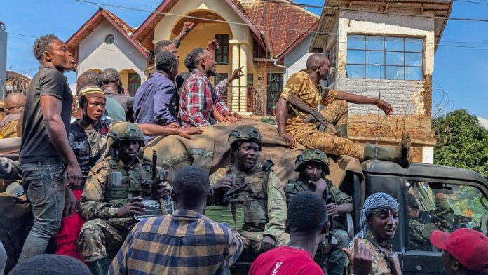 Des habitants marchent à côté d'un véhicule transportant des combattants du M23 à Bukavu le 16 février 2025. © Amani Alimasi, AFP