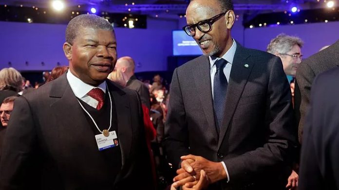 João Lourenço, à gauche, président de l'Angola et Paul Kagame, à Davos, en Suisse, mardi 23 janvier 2018. - Copyright © africanews AP Photo