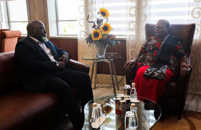 La Présidente Namibienne, avec alias Joseph Kabila entourés de Kikaya Bin Karubi et Patient Sayiba.