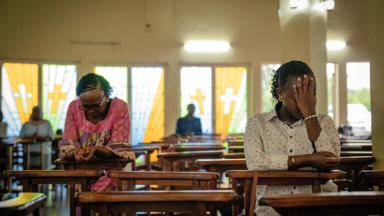 Des fidèles catholiques prient au sanctuaire de l'Adoration à Goma le 21 avril 2025, lors d'une veillée spéciale organisée en hommage au pape. © Jospin Mwisha, AFP
