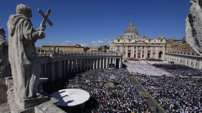 Vue de la place Saint-Pierre, au Vatican, lors de la messe des funérailles du pape François, le 26 avril 2025. © Gregorio Borgia, AP