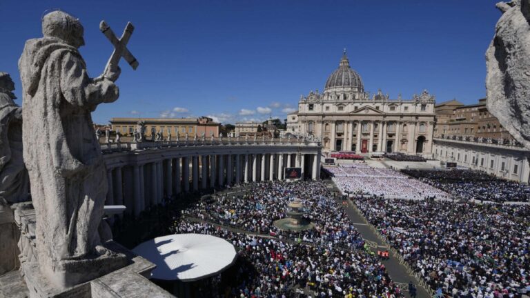 Vue de la place Saint-Pierre, au Vatican, lors de la messe des funérailles du pape François, le 26 avril 2025. © Gregorio Borgia, AP