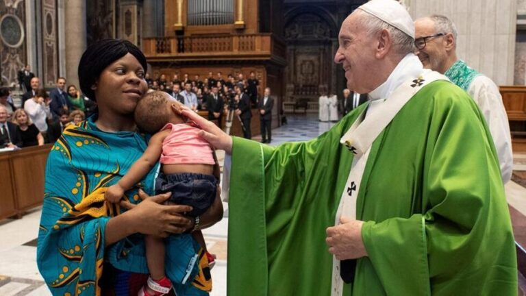 Le pape François bénit un enfant après avoir célébré une messe pour les migrants dans la basilique Saint-Pierre, le 8 juillet 2019, à Rome. © Vatican Media/Reuters