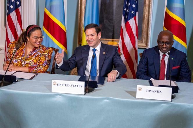 La ministre des affaires étrangères de la RDC, Thérèse Kayikwamba Wagner, le secrétaire d’Etat américain, Marco Rubio, et le ministre des affaires étrangères rwandais, Olivier Nduhungirehe, à Washington, aux Etats-Unis, le 25 avril 2025. JIM WATSON / AFP