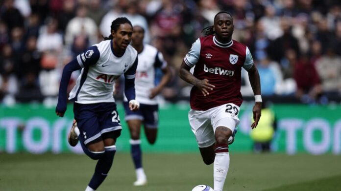 Le défenseur anglais Djed Spence (à gauche) et Aaron Wan-Bissaka (à droite) lors du match de football de Premier League entre West Ham et Tottenham, à Londres, le 4 mai 2025. AFP - BENJAMIN CREMEL