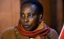 Agathe Habyarimana, veuve du président rwandais dont l’assassinat a déclenché le génocide de 1994, s’adresse à la presse au palais de justice de Paris, le 30 avril 2014. BERTRAND GUAY / AFP