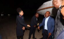 L’ancien dirigeant du Gabon, Ali Bongo Ondimba (en bleu) à l’aéroport de Luanda, le 16 mai 2025. PRESIDENCE ANGOLAISE VIA AFP