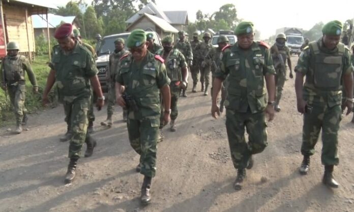 (Goma. Le Goupro militaire, le Lieutenant-Général Constant Ndima visite le front contre la RDF/M23. Archives Les Coulisses).