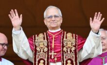 Le cardinal Robert Francis Prevost, nouvellement élue pape Léon XIV, arrive pour la première fois sur le balcon principal de la basilique Saint-Pierre, après la fin du conclave des cardinaux, au Vatican, le 8 mai 2025. © AFP - ALBERTO PIZZOLI