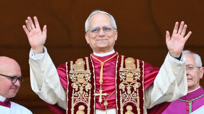 Le cardinal Robert Francis Prevost, nouvellement élue pape Léon XIV, arrive pour la première fois sur le balcon principal de la basilique Saint-Pierre, après la fin du conclave des cardinaux, au Vatican, le 8 mai 2025. © AFP - ALBERTO PIZZOLI