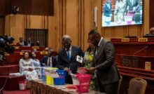 Les sénateurs de la République démocratique du Congo votent la levée de l’immunité de l’ancien président Joseph Kabila, à Kinshasa, le 22 mai 2025. GLODY MURHABAZI / AFP