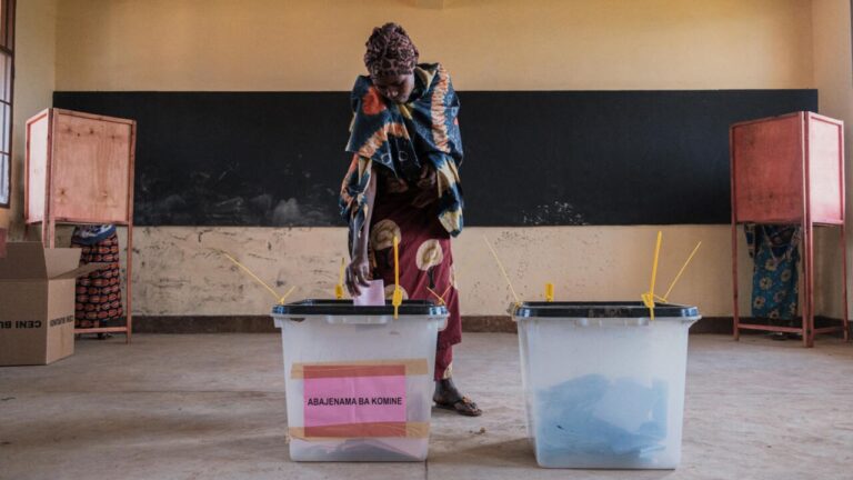 Une femme vote lors des élections législatives au Burundi à l'école primaire Musama à Gitega, le 5 juin 2025. © Tchandrou Nitanga, AFP