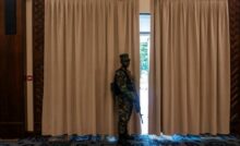 Un combattant du Mouvement du 23-Mars (M23) monte la garde lors d’une conférence de presse des dirigeants du groupe armé dans un hôtel de Goma, dans l’est de la République démocratique du Congo, le 25 mai 2025. KANG-CHUN CHENG / AFP