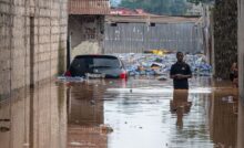© Hardy BOPE / AFP / (Image d’illustration) Un habitant patauge dans des eaux troubles suite à de fortes pluies dans le quartier de N’Djili à Kinshasa, le 6 avril 2025. Les pluies diluviennes qui se sont abattues sur la capitale de la République démocratique du Congo, Kinshasa