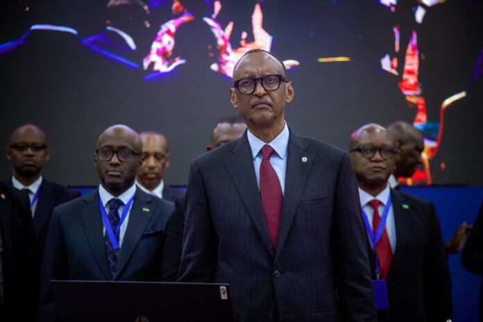 Le président du Rwanda, Paul Kagame (au centre), assiste au sommet régional extraordinaire de la SADC et de l’EAC à Dar es Salaam, le 8 février 2025. © ERICKY BONIPHACE / AFP