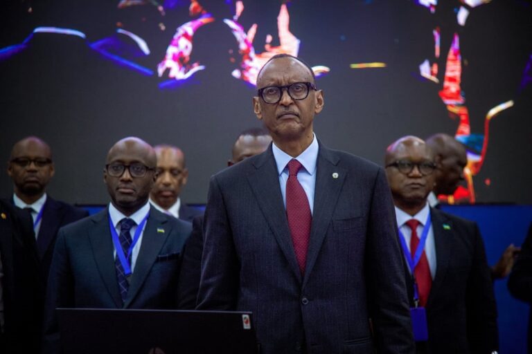 Le président du Rwanda, Paul Kagame (au centre), assiste au sommet régional extraordinaire de la SADC et de l’EAC à Dar es Salaam, le 8 février 2025. © ERICKY BONIPHACE / AFP